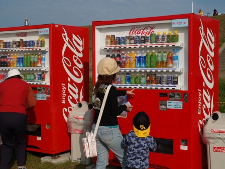 大会会場内のコカ・コーラの自動販売機